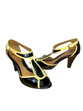 Sofft Black Patent Leather T-Strap Heels Yellow Trim Sz 7 Retro Ankle Strap